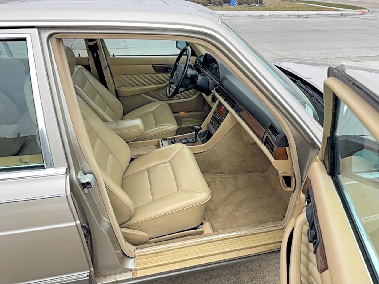 1989 Mercedes-benz 300 Se Бежевый vin: WDBCA24D4KA495561