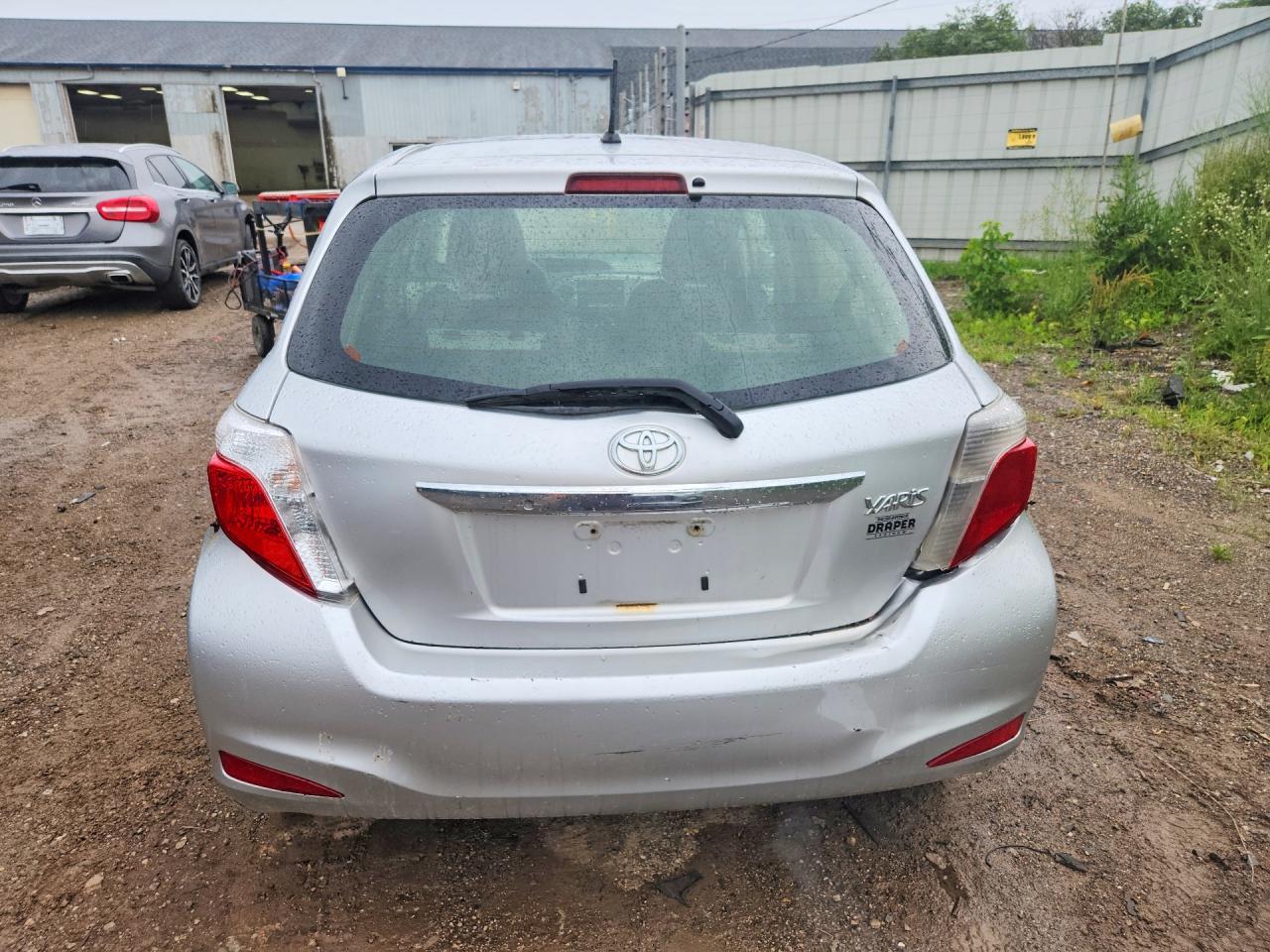2012 Toyota Yaris 5-door L Gray vin: JTDKTUD38CD514378