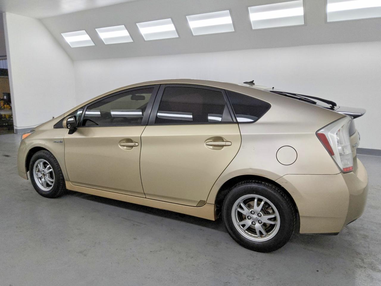 2011 Toyota Prius Two Tan vin: JTDKN3DU9B1463308
