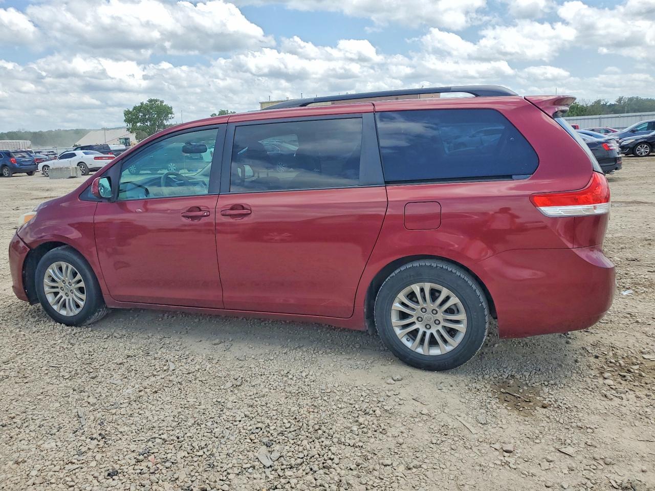 2011 Toyota Sienna Xle 8-passenger Red vin: 5TDYK3DCXBS127910