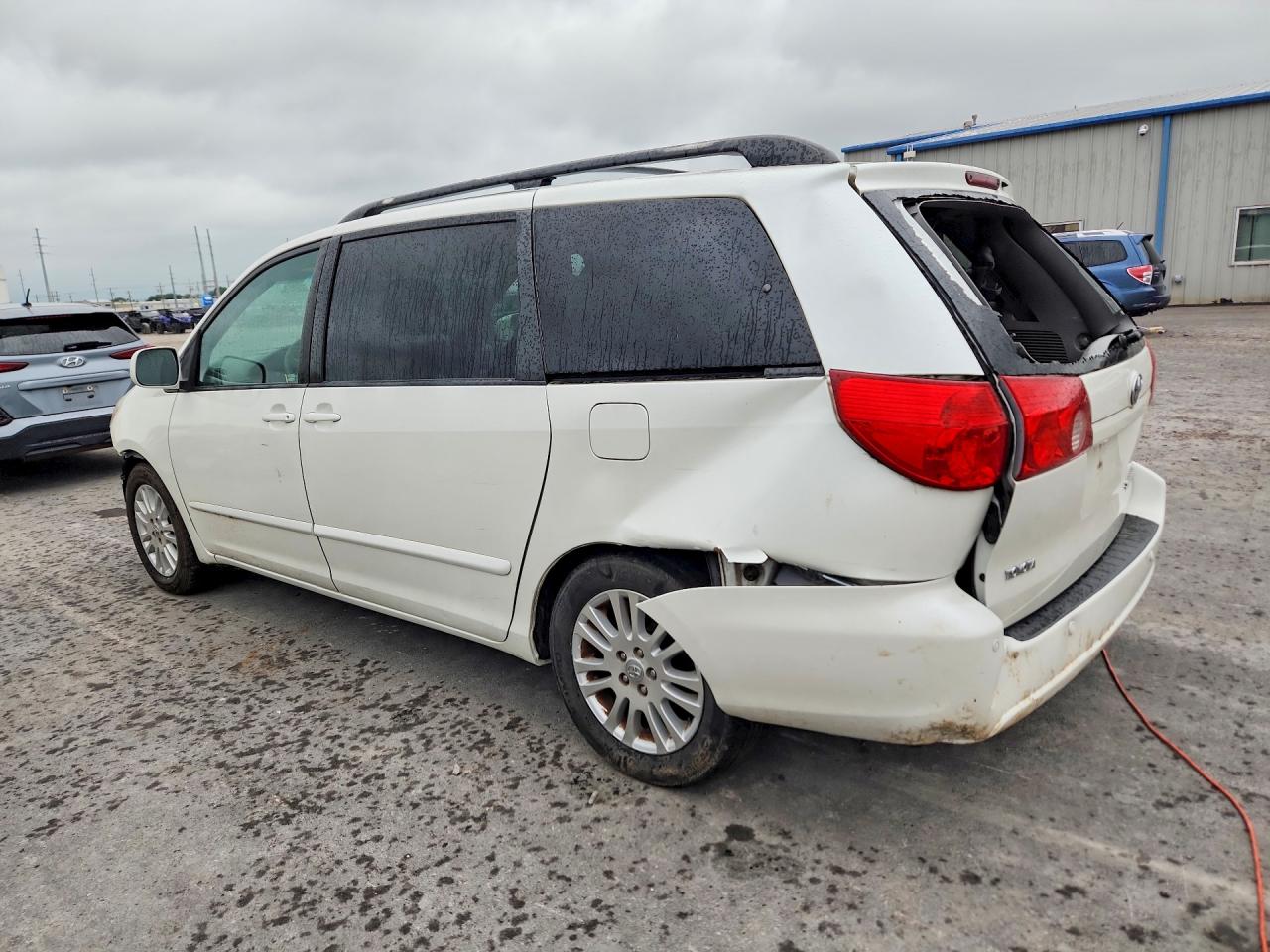2010 Toyota Sienna Xle White vin: 5TDYK4CC5AS323761