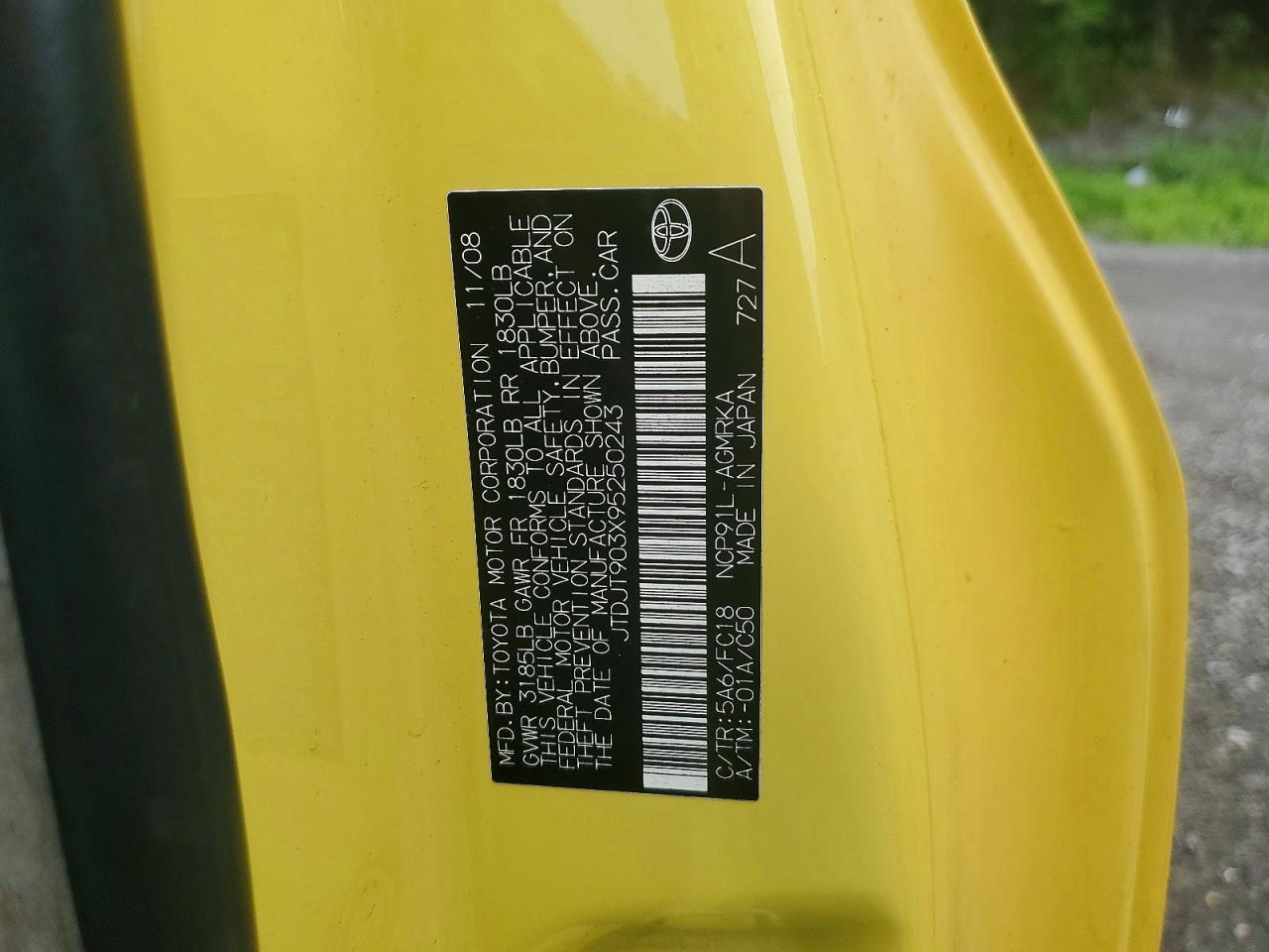 2009 Toyota Yaris Base Yellow vin: JTDJT903X95250243