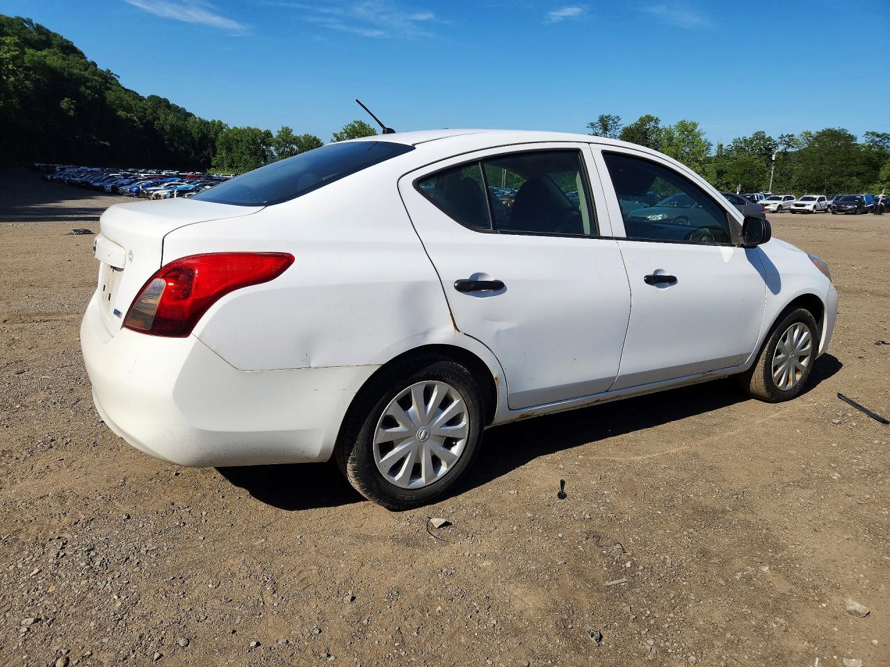 2014 Nissan Versa 1.6 S Белый vin: 3N1CN7AP4EL857132