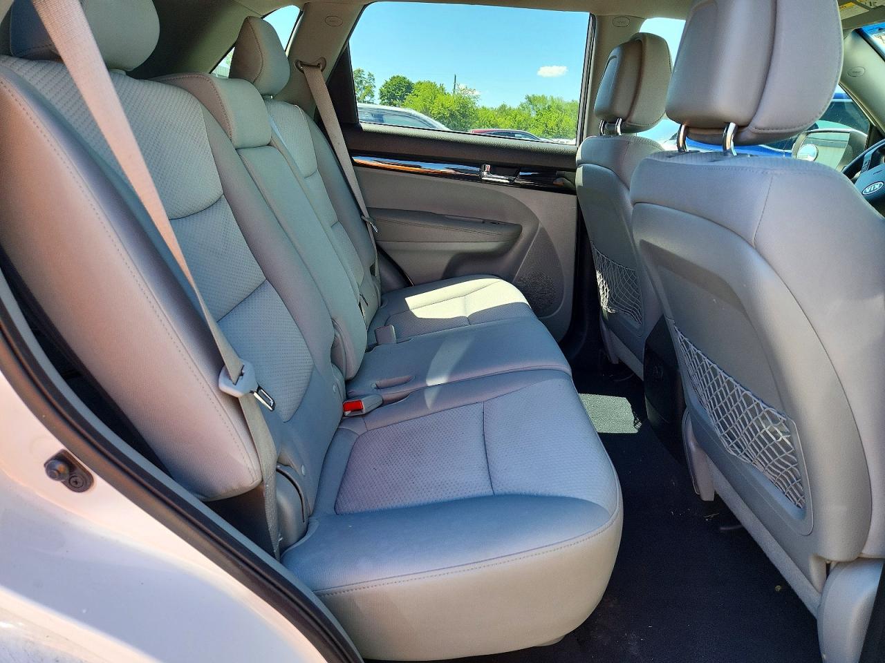 2011 Kia Sorento Lx White vin: 5XYKT3A16BG016211