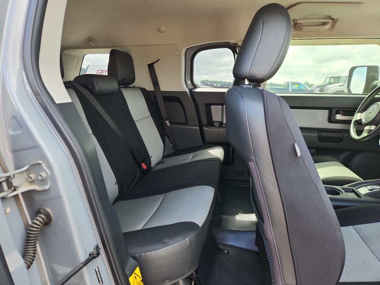 2013 Toyota Fj Cruiser Base Silver vin: JTEBU4BF5DK168177