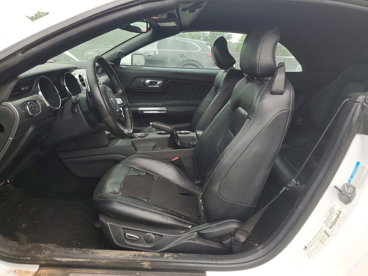 2015 Ford Mustang White vin: 1FATP8UH0F5429339