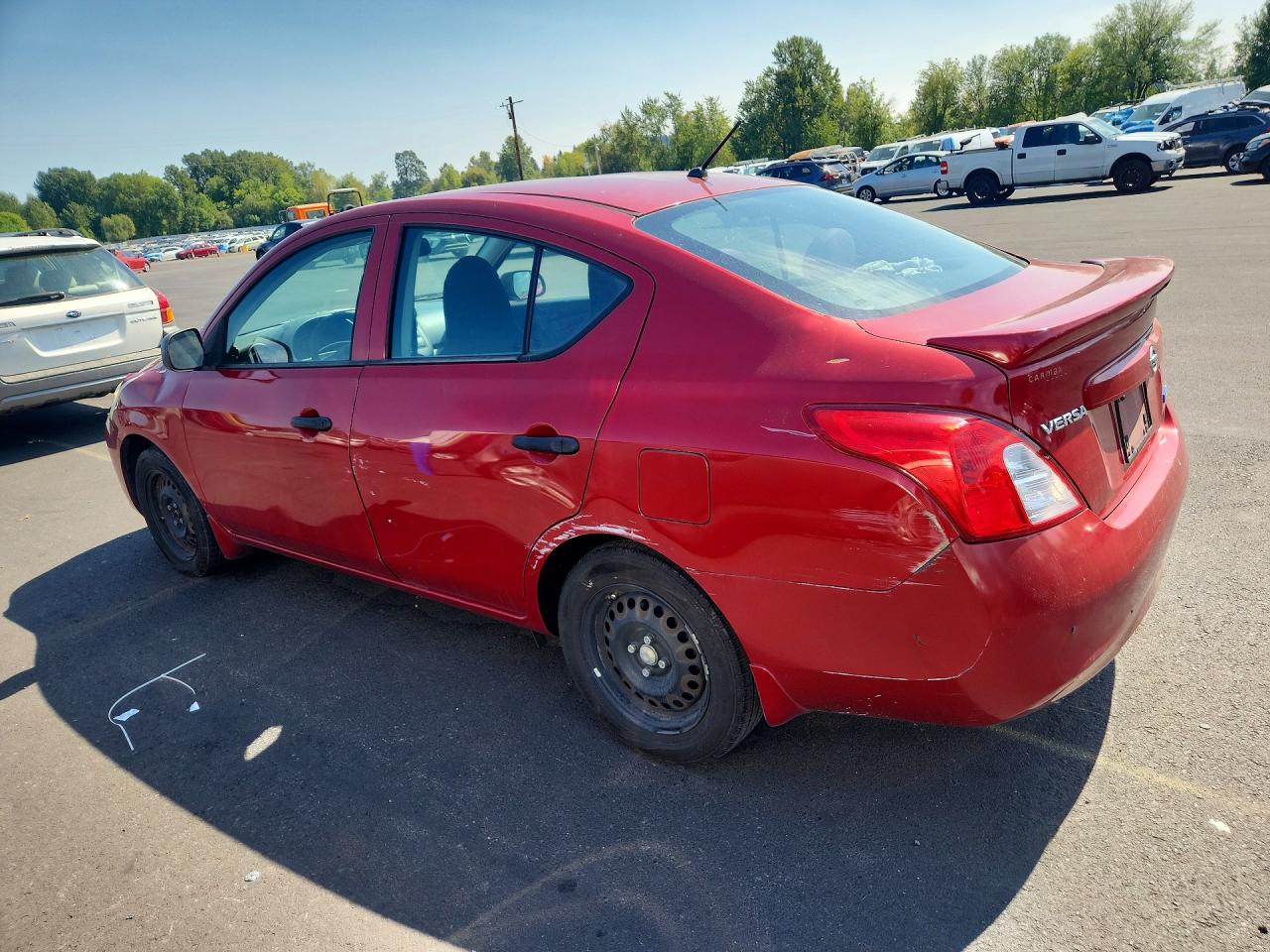 2014 Nissan Versa 1.6 S Красный vin: 3N1CN7AP0EL818893