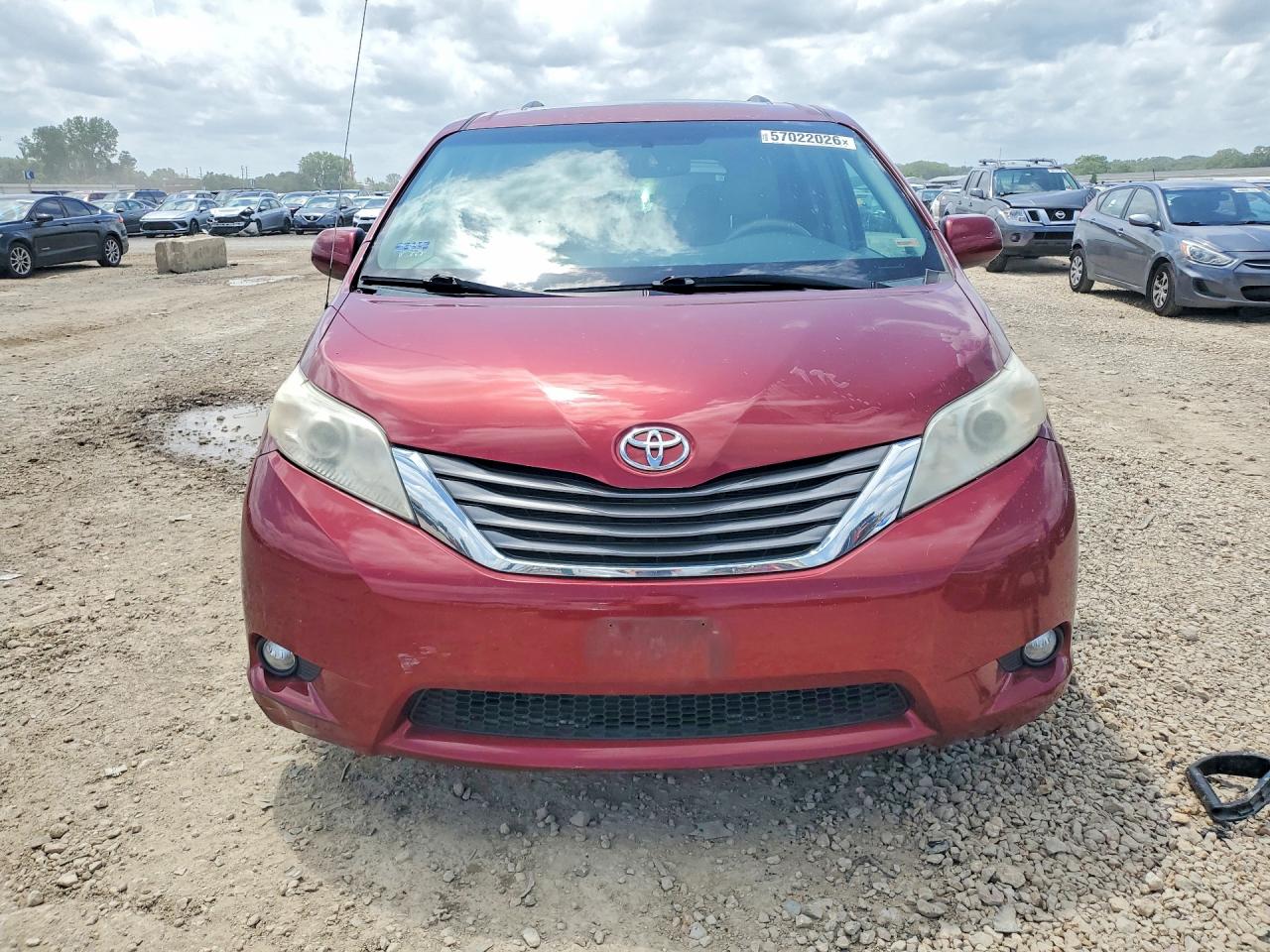 2011 Toyota Sienna Xle 8-passenger Red vin: 5TDYK3DCXBS127910
