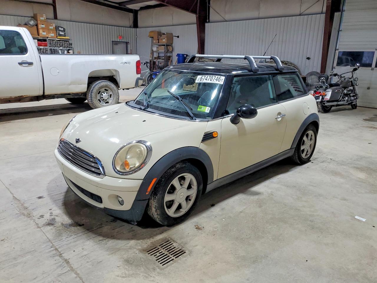 2009 Mini Cooper White vin: WMWMF33519TW77463