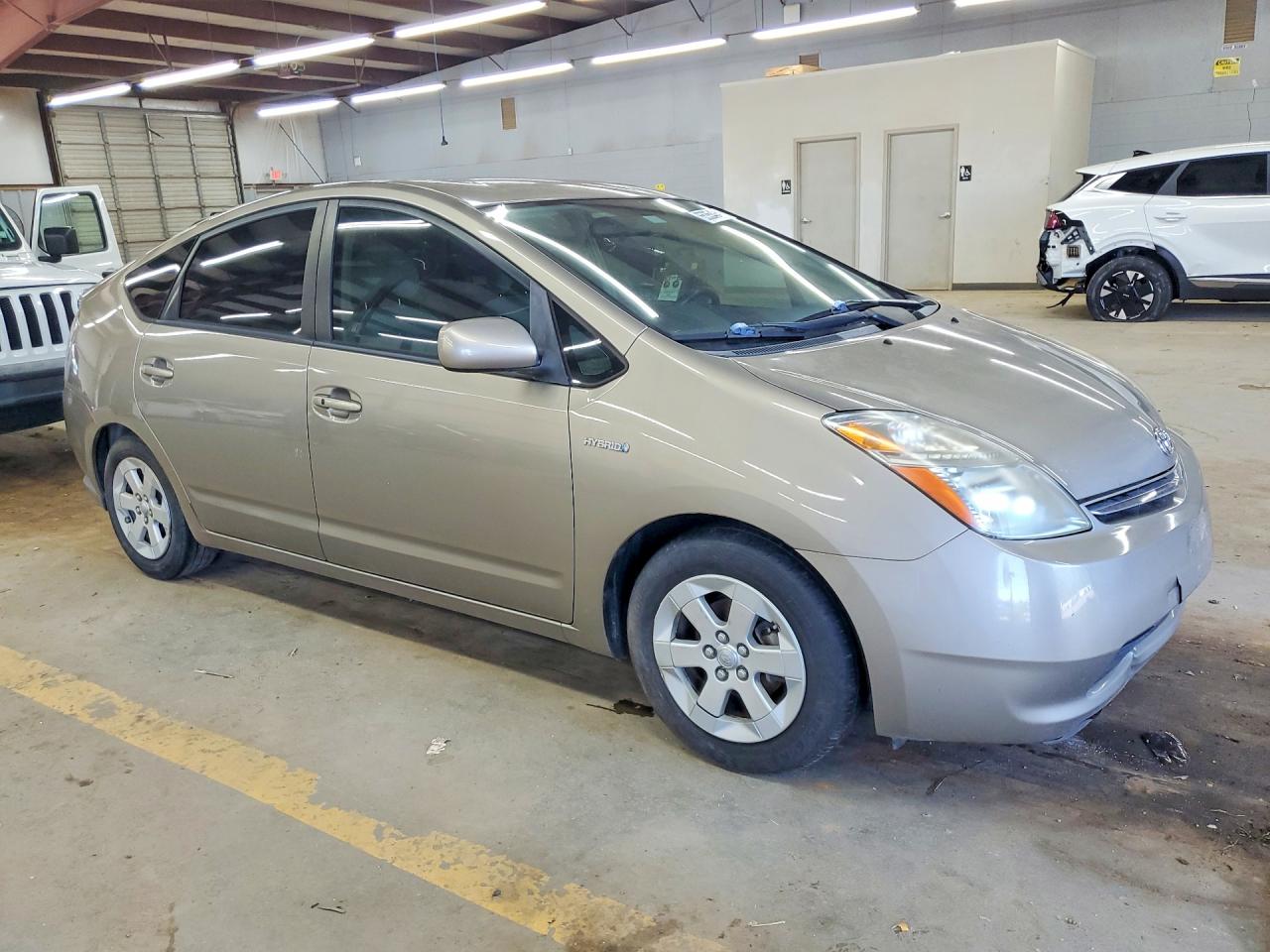 2008 Toyota Prius Base Gold vin: JTDKB20U683361986
