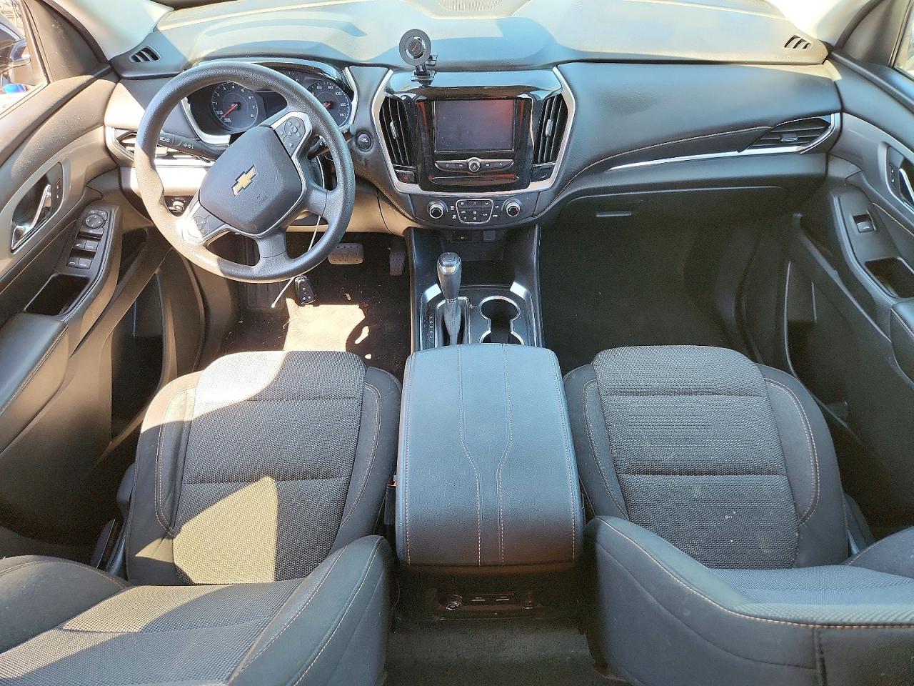 2019 Chevrolet Traverse Ls Серебряный vin: 1GNERFKW1KJ135685