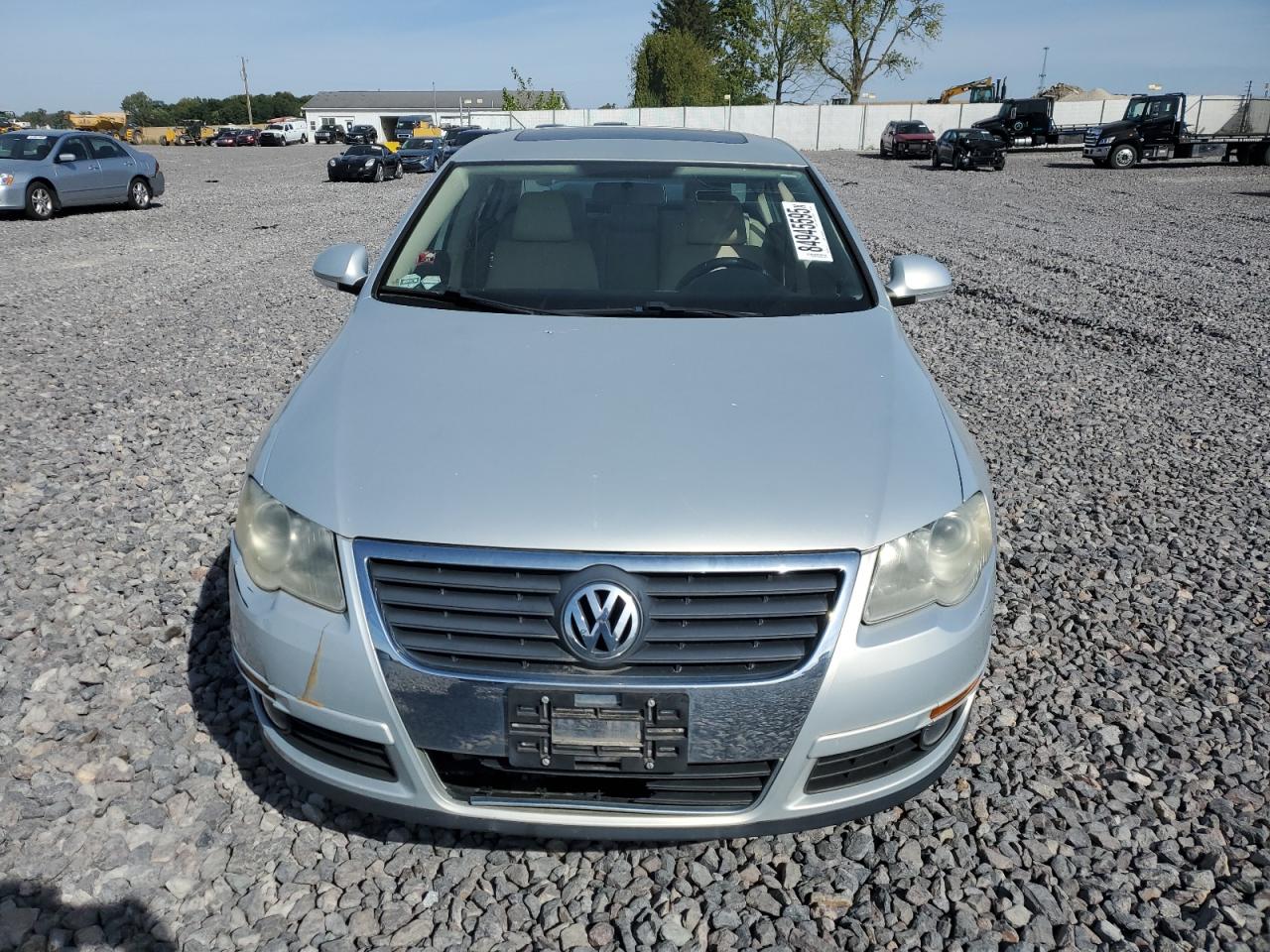 2010 Volkswagen Passat Komfort Silver vin: WVWJK7AN9AE148105