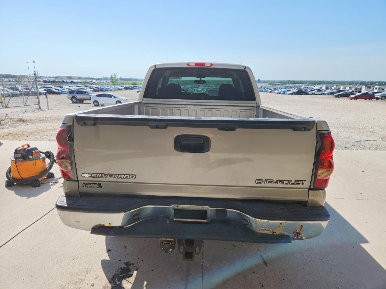 2004 Chevrolet Silverado K1500 Серебряный vin: 1GCEK19T74E207805