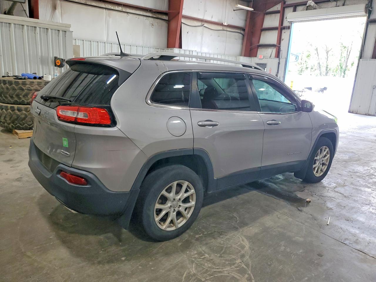 2016 Jeep Cherokee Latitude Gray vin: 1C4PJMCS6GW322441