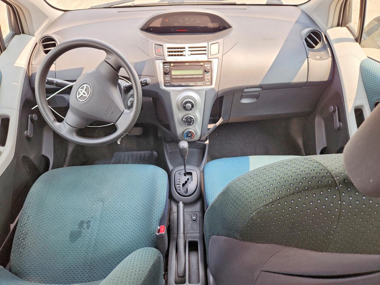 2008 Toyota Yaris Base Белый vin: JTDJT923585177326