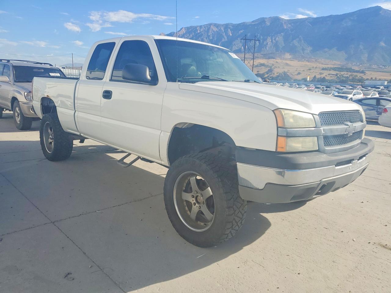2005 Chevrolet Silverado K1500 White vin: 1GCEK19V95E175670