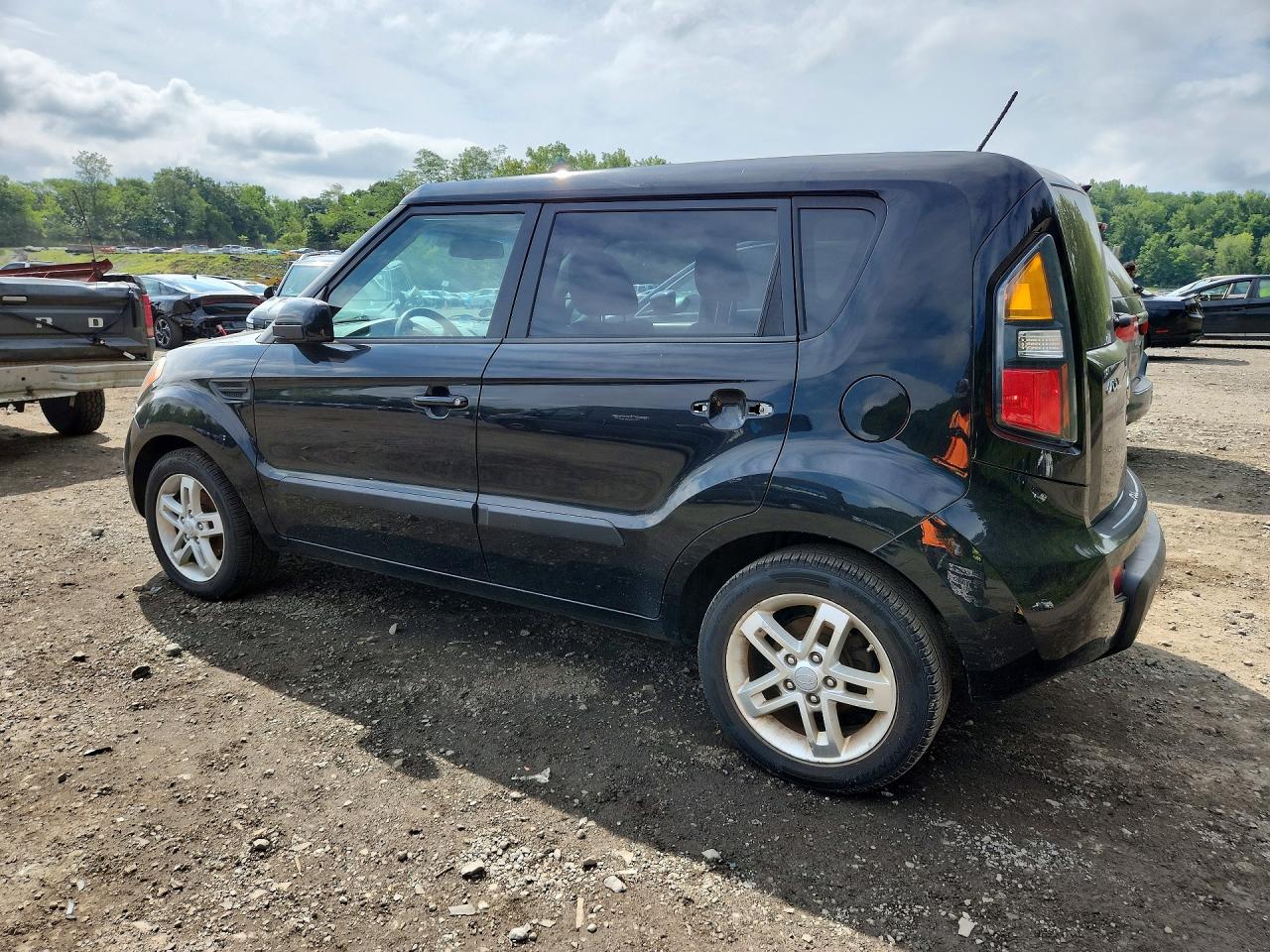 2011 Kia Soul + Black vin: KNDJT2A25B7209428