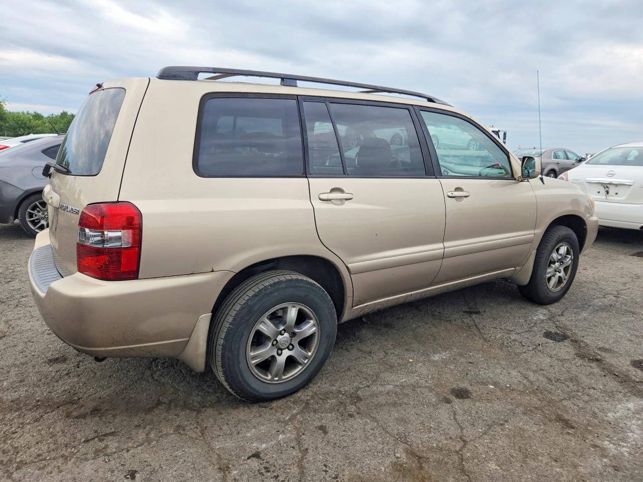 2004 Toyota Highlander Base Tan vin: JTEEP21A240059766