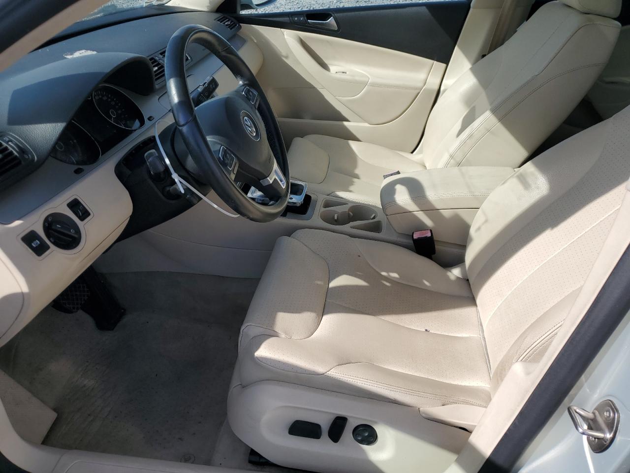 2010 Volkswagen Passat Komfort Silver vin: WVWJK7AN9AE148105