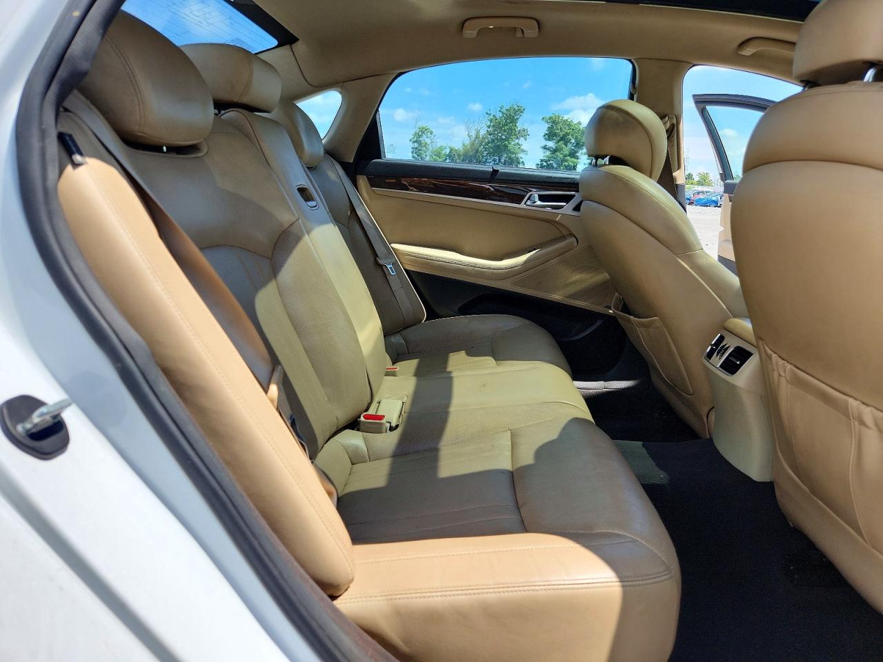 2015 Hyundai Genesis 3.8l White vin: KMHGN4JE2FU033824