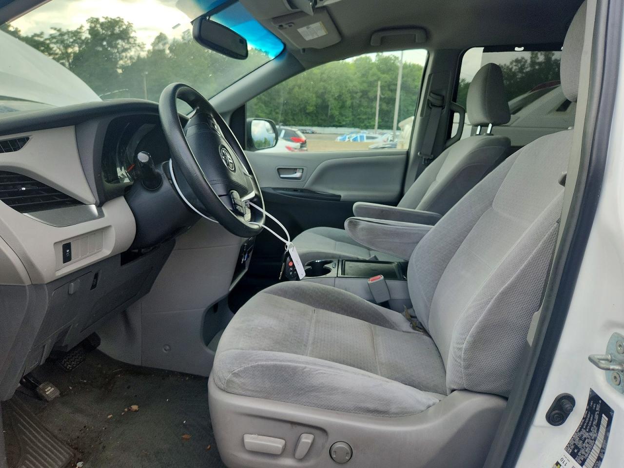 2015 Toyota Sienna Le White vin: 5TDKK3DC4FS539039