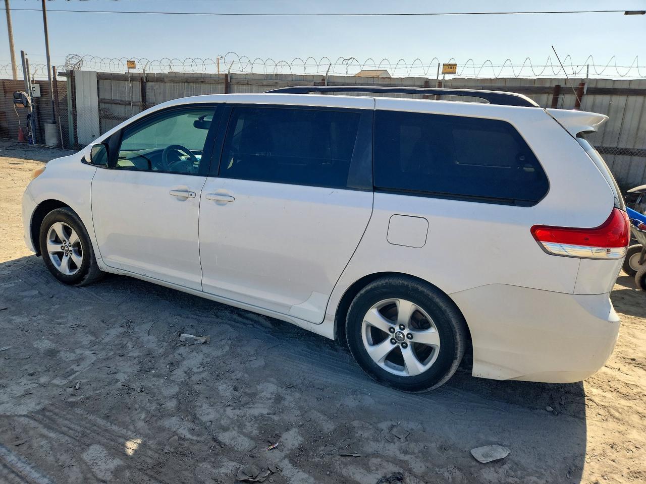 2011 Toyota Sienna Le White vin: 5TDKK3DCXBS041518