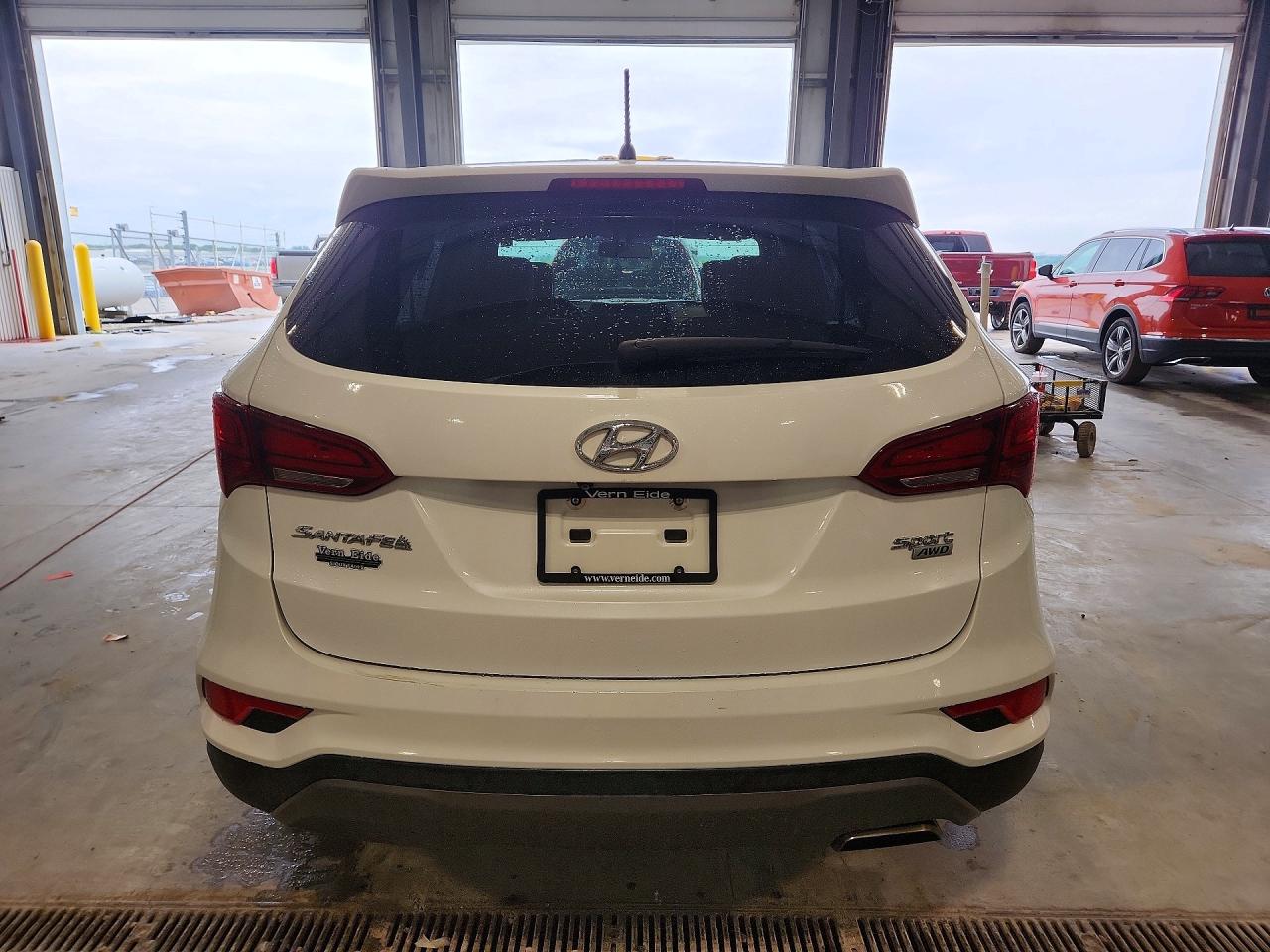 2018 Hyundai Santa Fe Sport 2.4l Белый vin: 5NMZTDLB7JH062872