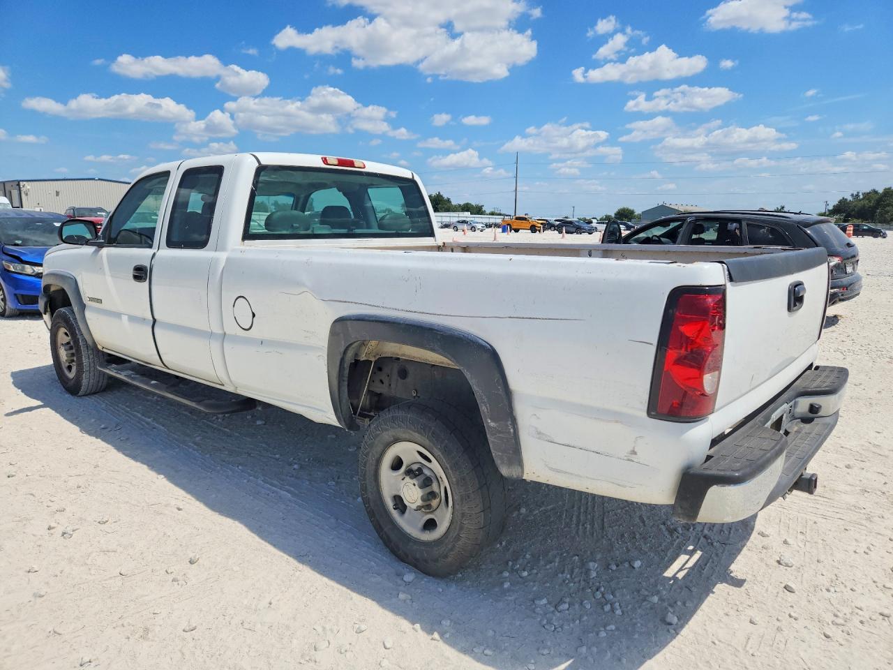 2006 Chevrolet Silverado C2500 Heavy Duty White vin: 1GCHC29U16E210405