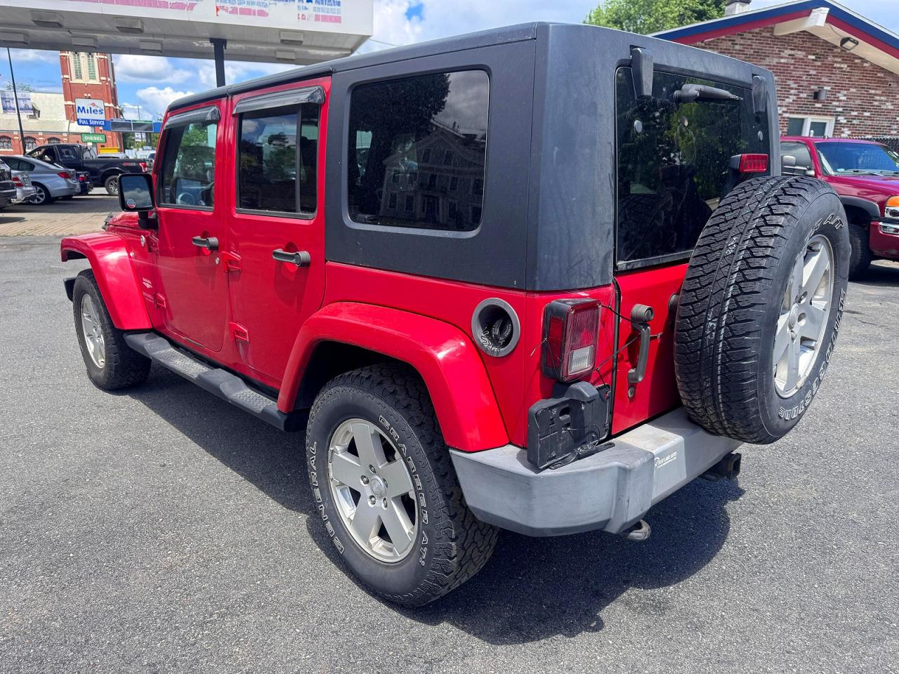 2010 Jeep Wrangler Unlimited Sahara Burgundy vin: 1J4BA5H16AL215165