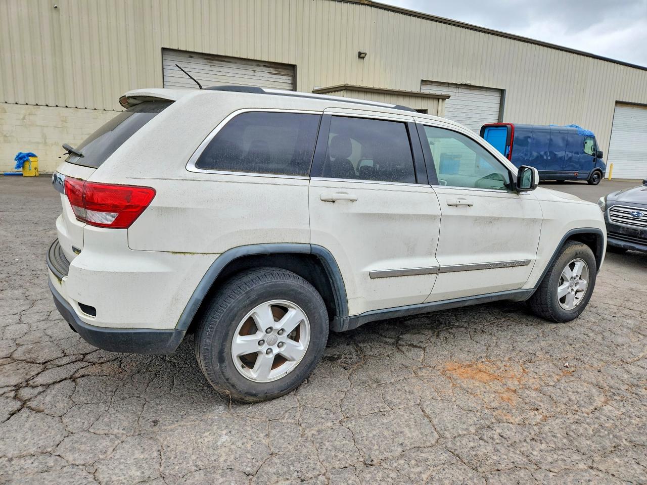2011 Jeep Grand Cherokee Laredo Белый vin: 1J4RS4GGXBC541032