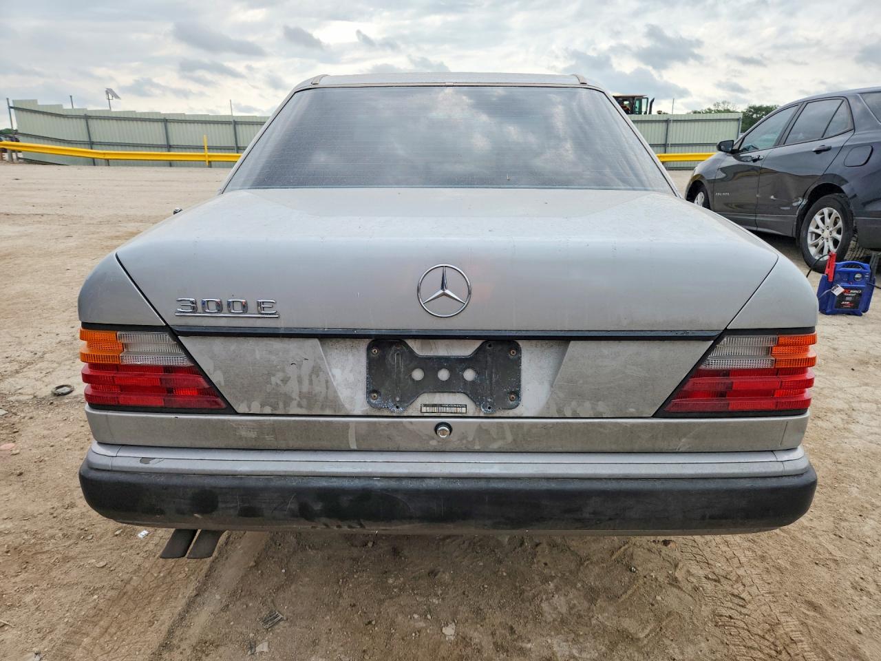 1991 Mercedes-benz 300 E Silver vin: WDBEA30D9MB464730