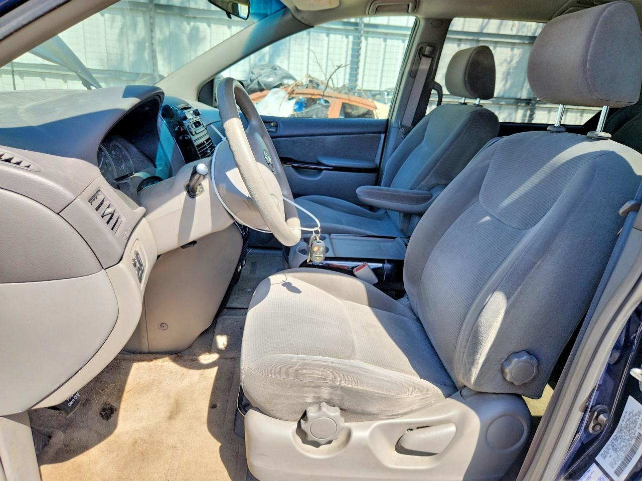 2004 Toyota Sienna Le 7 Passenger Синий vin: 5TDZA23C24S195981