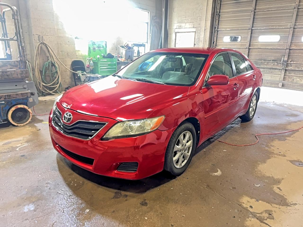 2011 Toyota Camry Le Red vin: 4T4BF3EK4BR150080