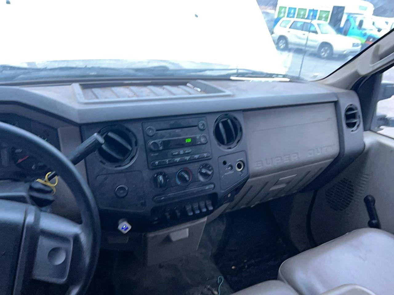 2008 Ford F550 Super Duty White vin: 1FDAF56R78EA75715