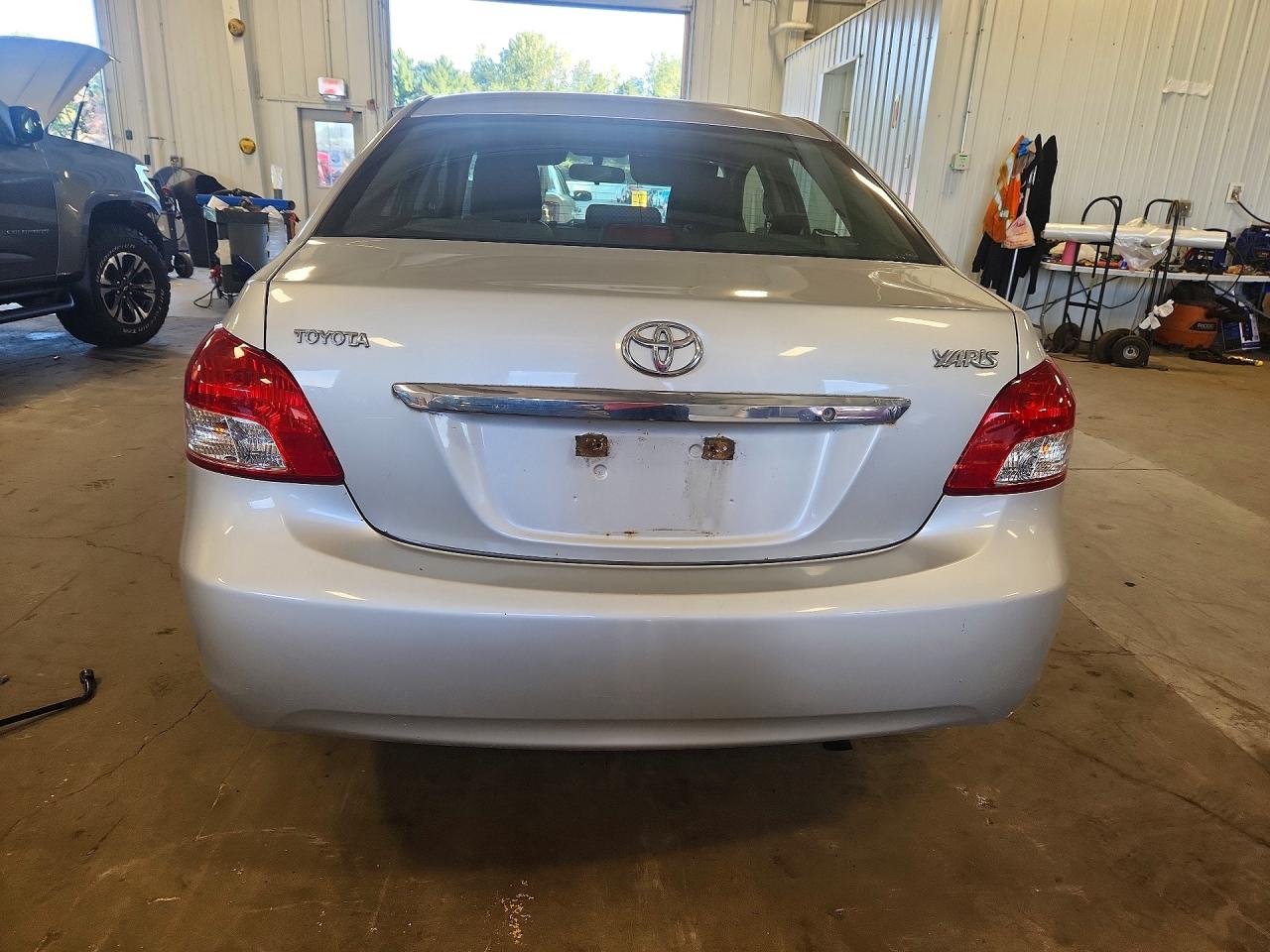 2008 Toyota Yaris Base Silver vin: JTDBT923181270761