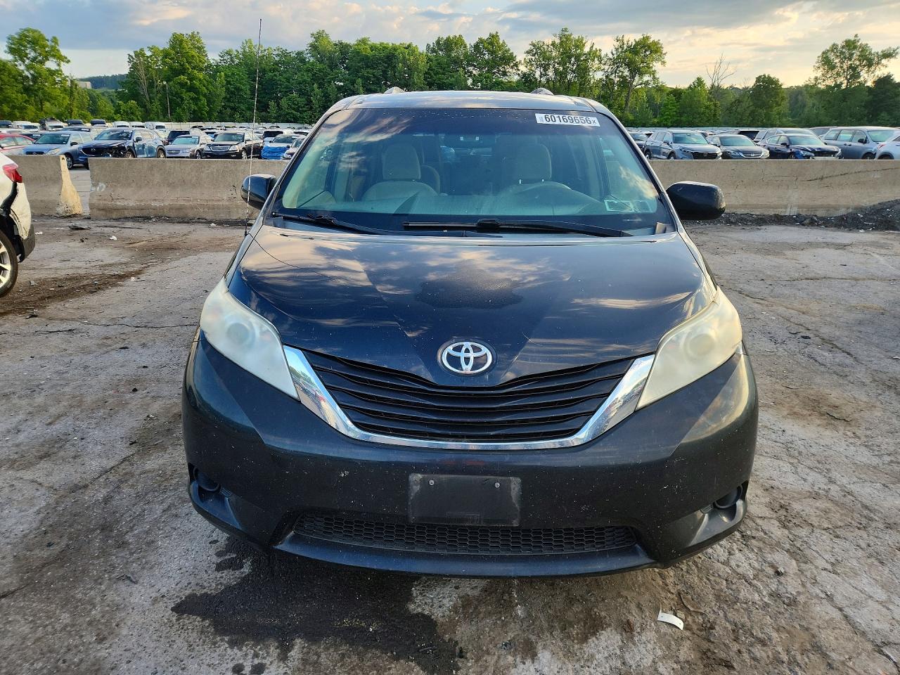 2011 Toyota Sienna Le Black vin: 5TDKK3DC8BS094136