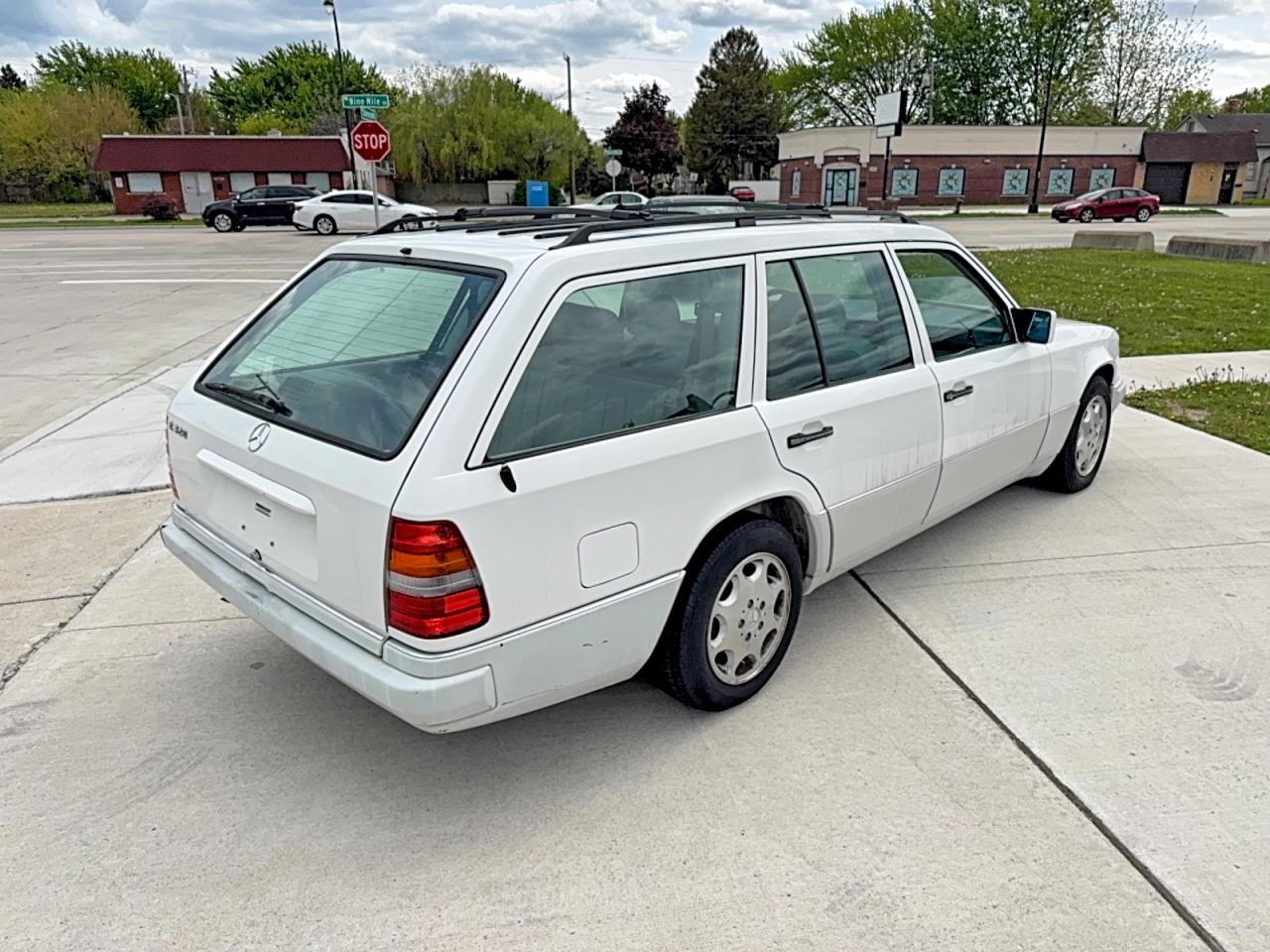 1995 Mercedes-benz E 320 White vin: WDBEA92E2SF296279