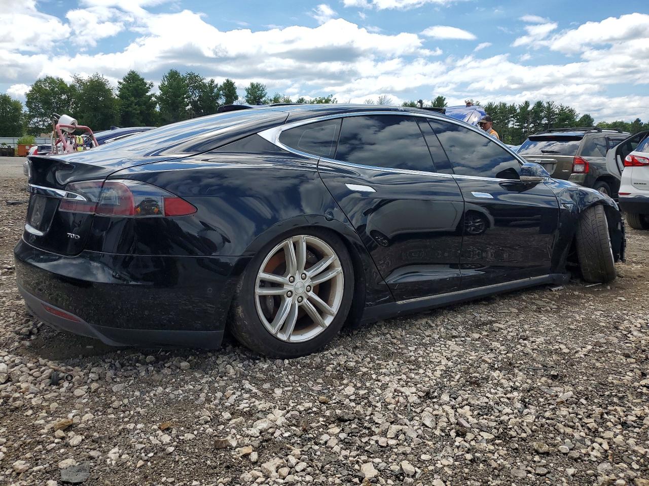 2015 Tesla Model S Черный vin: 5YJSA1E20FF106612