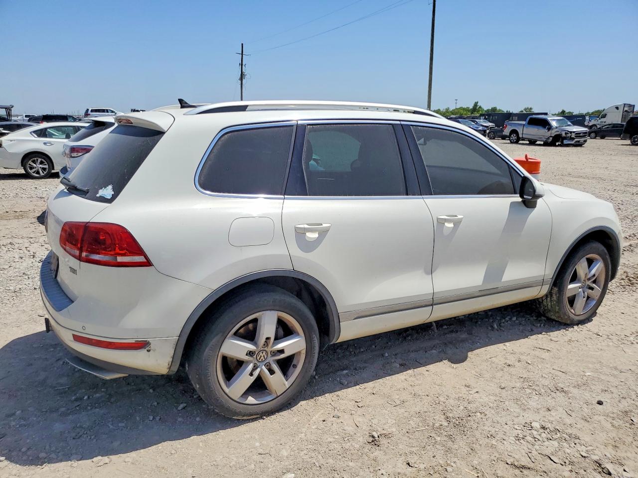 2012 Volkswagen Touareg V6 Tdi White vin: WVGFK9BPXCD005038