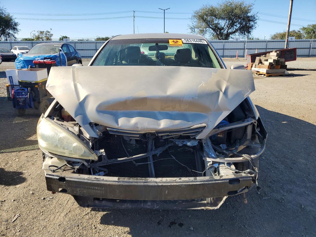 2005 Toyota Camry Le Gold vin: 4T1BE32K45U027062