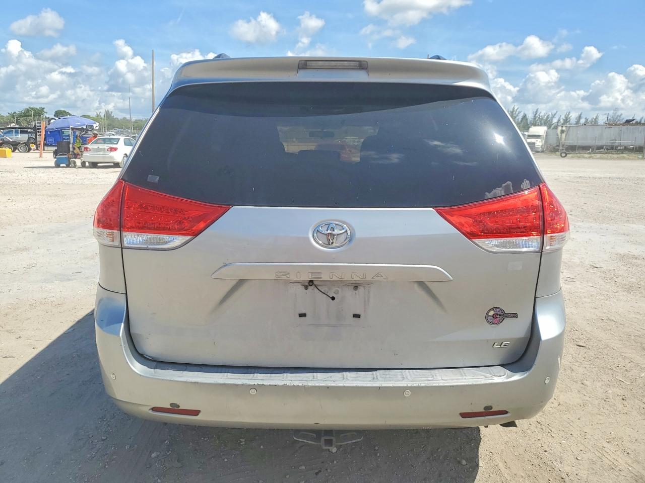 2011 Toyota Sienna Le Серебряный vin: 5TDKK3DC3BS005086