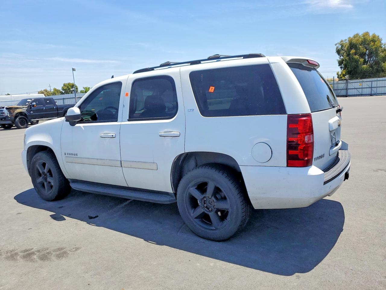 2007 Chevrolet Tahoe K1500 White vin: 1GNFK13087J105435