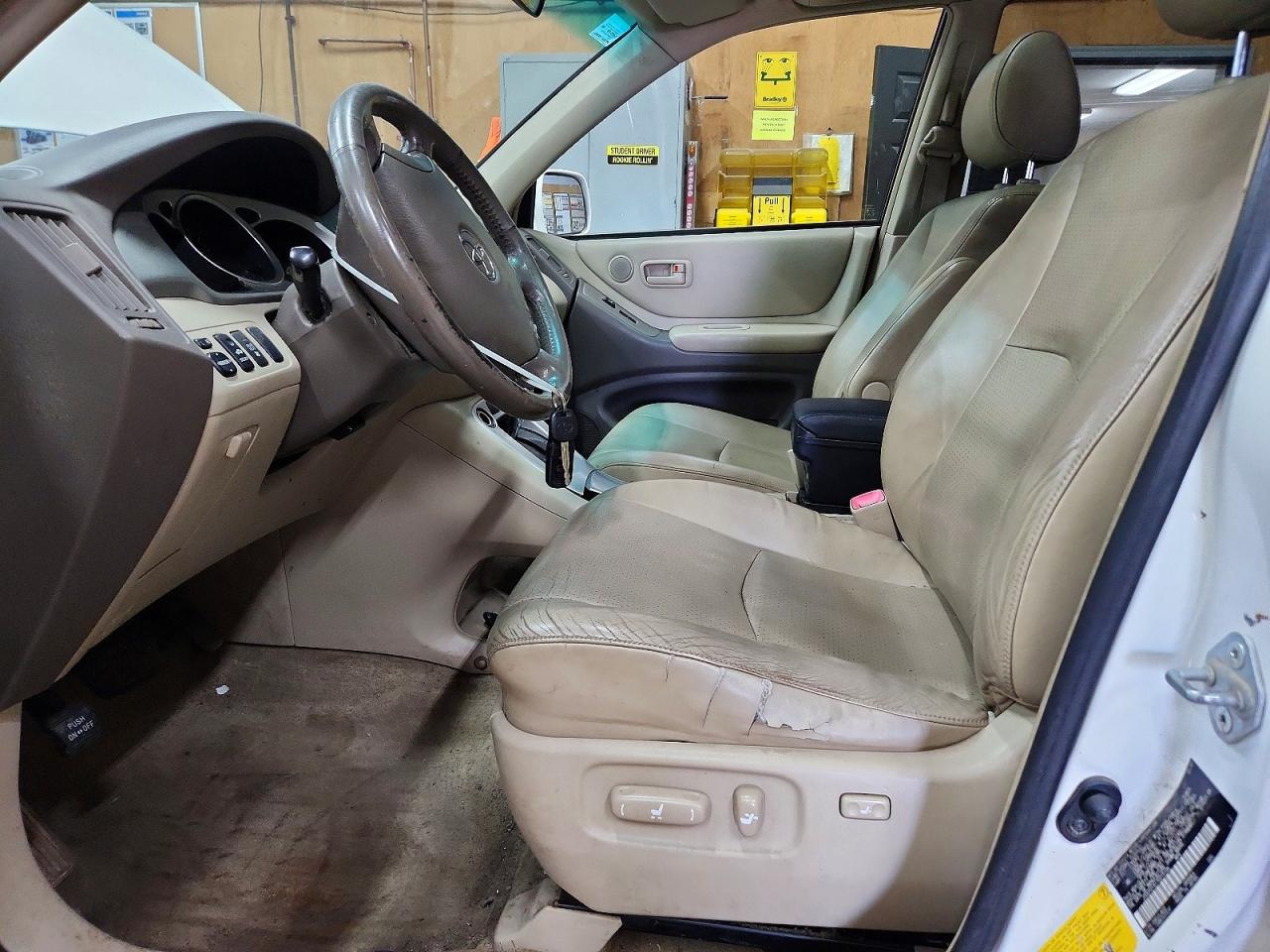 2007 Toyota Highlander Base White vin: JTEEP21A170215106