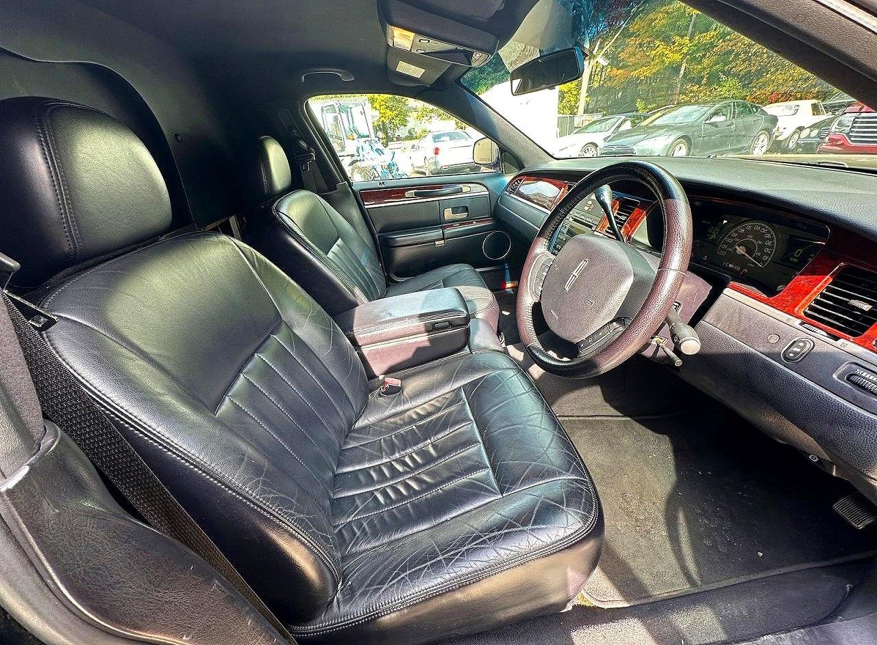 2005 Lincoln Town Car Executive Черный vin: 1L1FM88W85Y654529