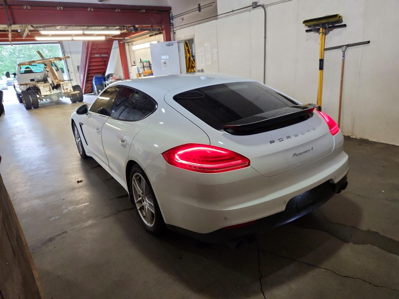 2014 Porsche Panamera 2 White vin: WP0AA2A76EL007467