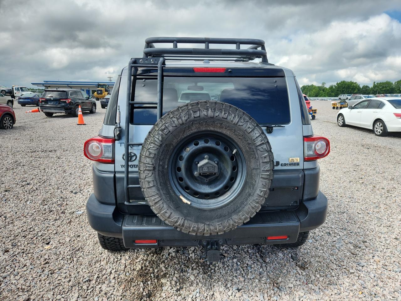 2013 Toyota Fj Cruiser Base Silver vin: JTEBU4BF5DK168177