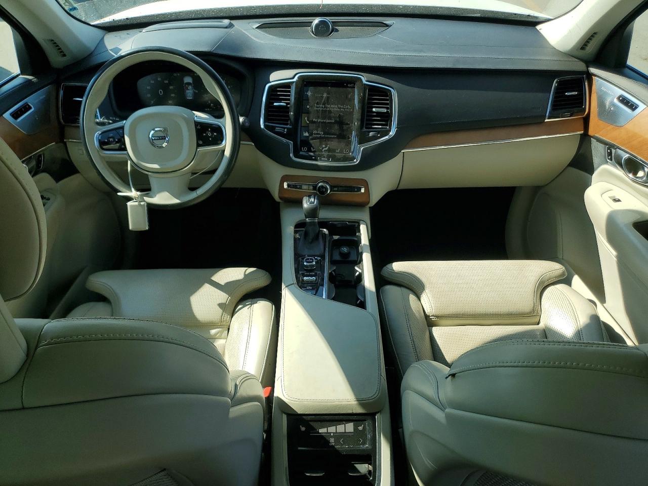 2016 Volvo Xc90 T6 White vin: YV4A22PL0G1048237