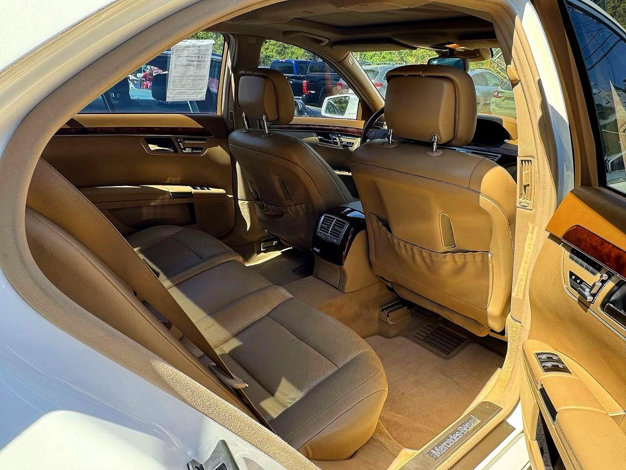 2011 Mercedes-benz S 550 Белый vin: WDDNG7BB2BA387601