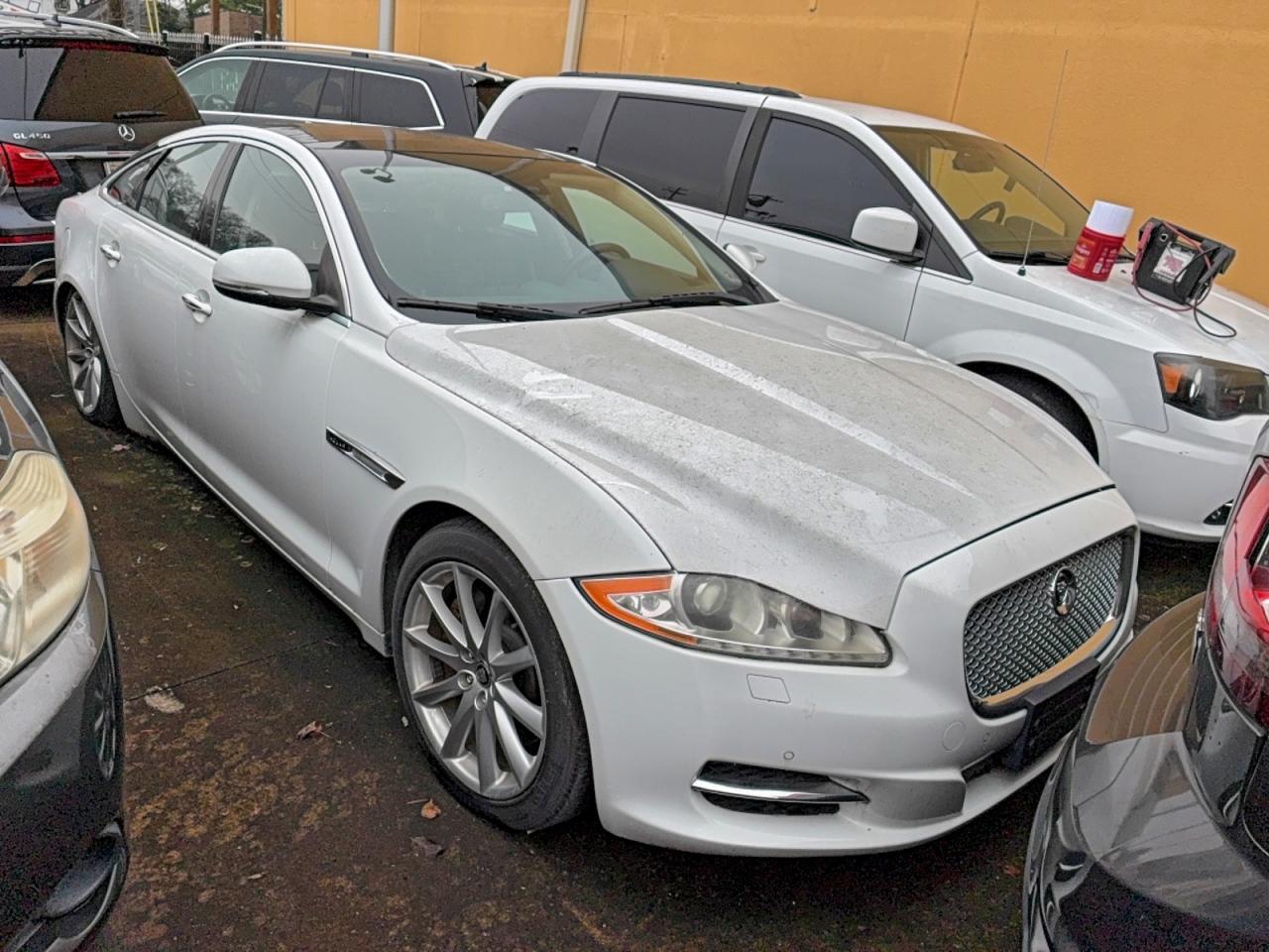 2013 Jaguar Xj Белый vin: SAJWJ1CD7D8V49599