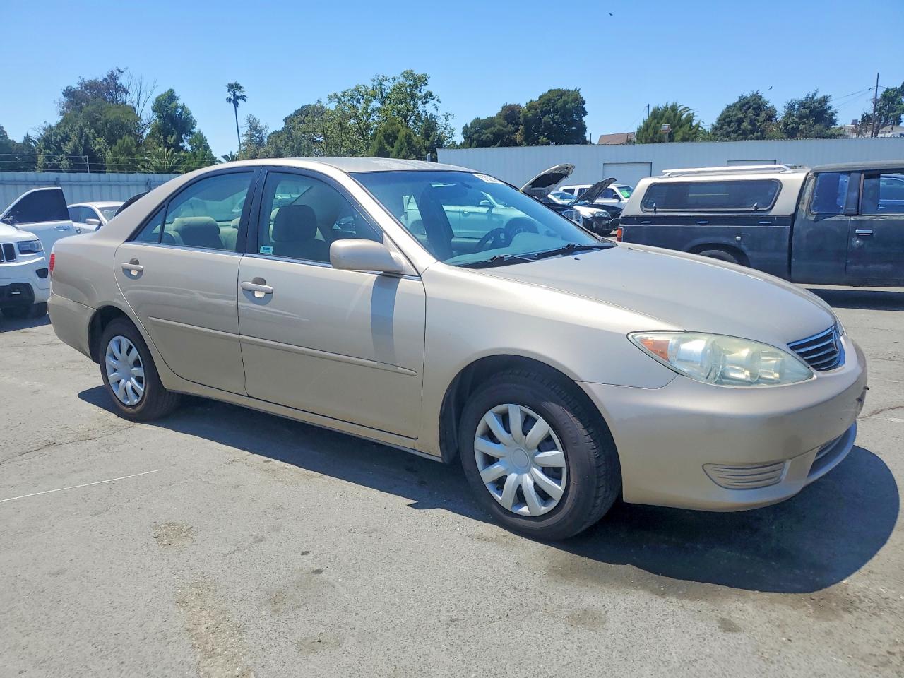 2005 Toyota Camry Le Золотой vin: 4T1BE32K05U065579